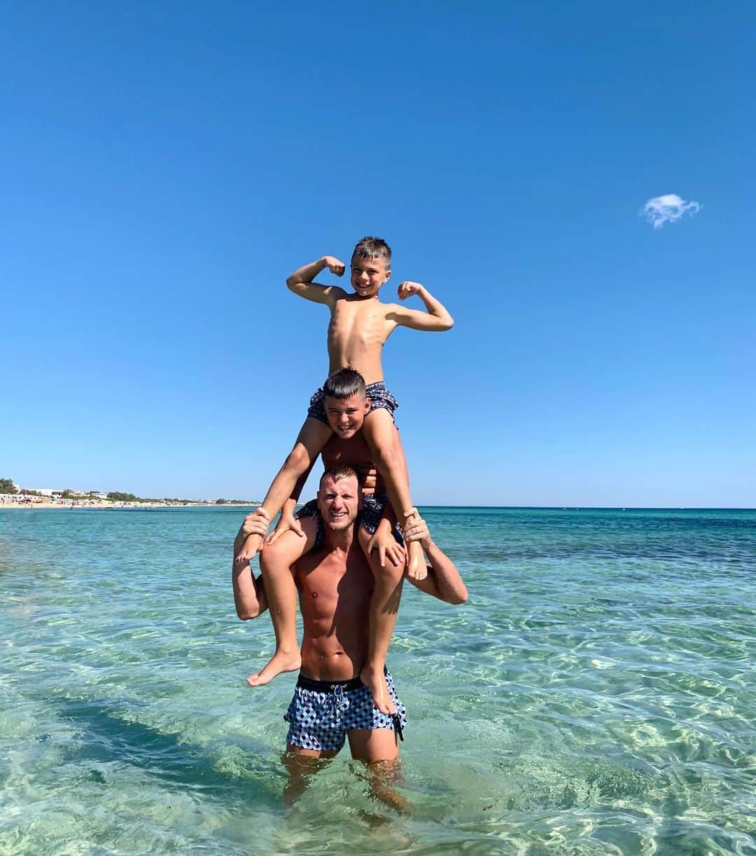 イニャツィオ・アバーテのインスタグラム：「September at the beach with my family! @valedelve1 #matteo #andrea #benjamin ❤️」