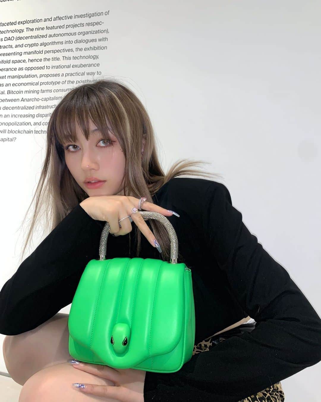 チン・インヒのインスタグラム：「🐍💚#bvlgariambush #ambush」