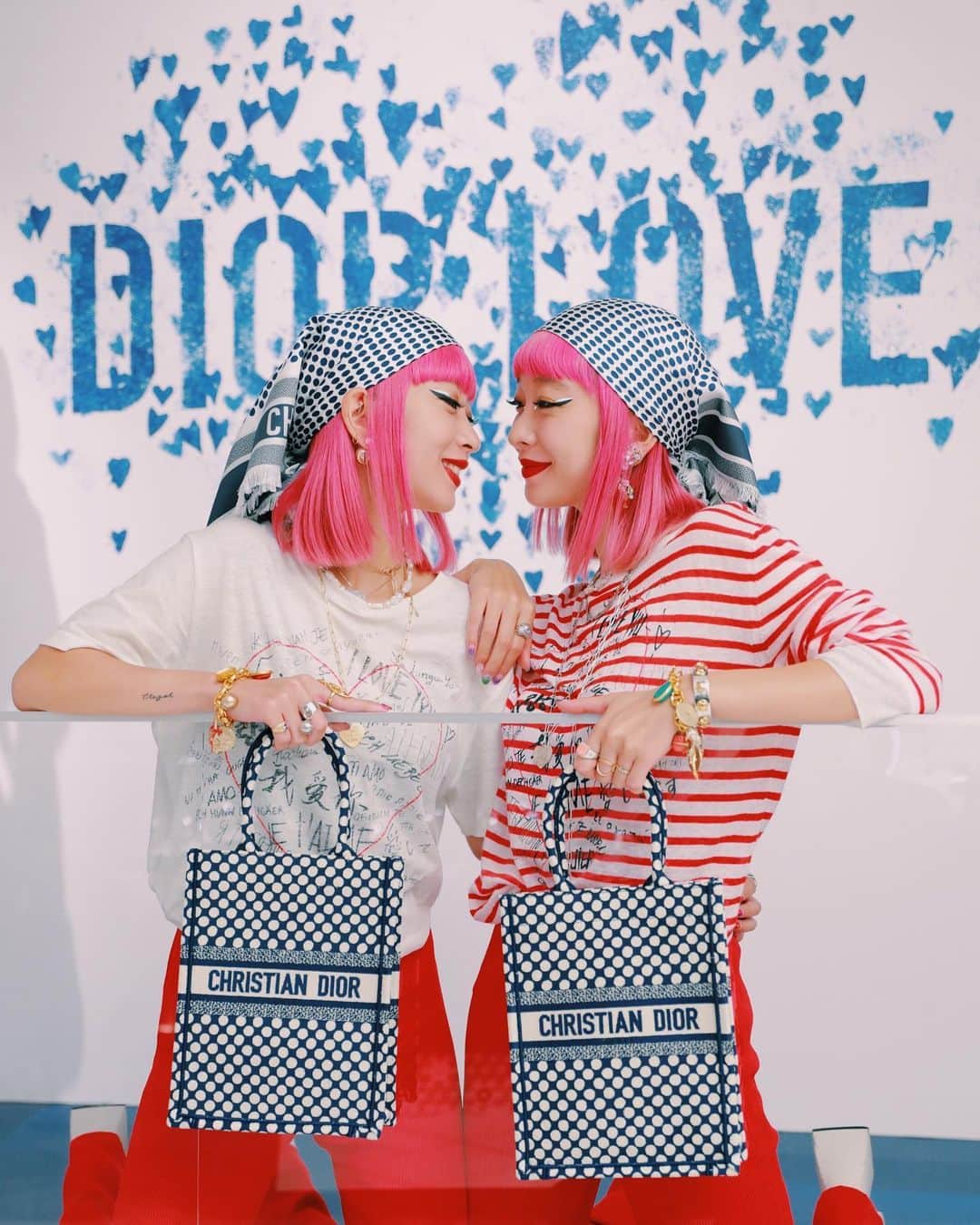 AYAさんのインスタグラム写真 - (AYAInstagram)「DIOR BLUE DOT POP UP Exclusive for Japan🦋  #DiorIsetan #Dior DIOR LOVE🌐💙💎  日本限定のアイテムのカプセルコレクション！ ドット柄が可愛い〜🔹🔹🔹🔹 伊勢丹限定で先行発売しているそうです。 このbook toteのサイズ感もとっても良い🔵 皆様も是非、見に行ってみて下さい〜✔️」9月4日 22時34分 - ayaxxamiaya