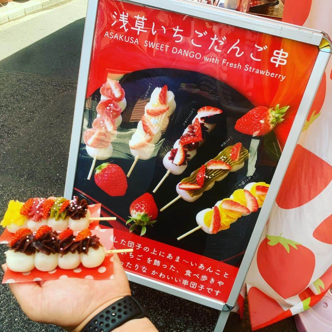 キャプテン★ザコのインスタグラム：「今日のロケ、甘いもの食べて、しょっぱいもの食べて、酸っぱいもの飲むロケでした。 団子は写真撮ったけど、レモネードとチーズメンチは痛恨の写真撮り忘れっす🤳 とは言え浅草最高よ！！！ #浅草  #浅草グルメ  #いちご団子  #チーズメンチカツ  #レモネード  #キャプテンザコ #東京観光 #asakusa」