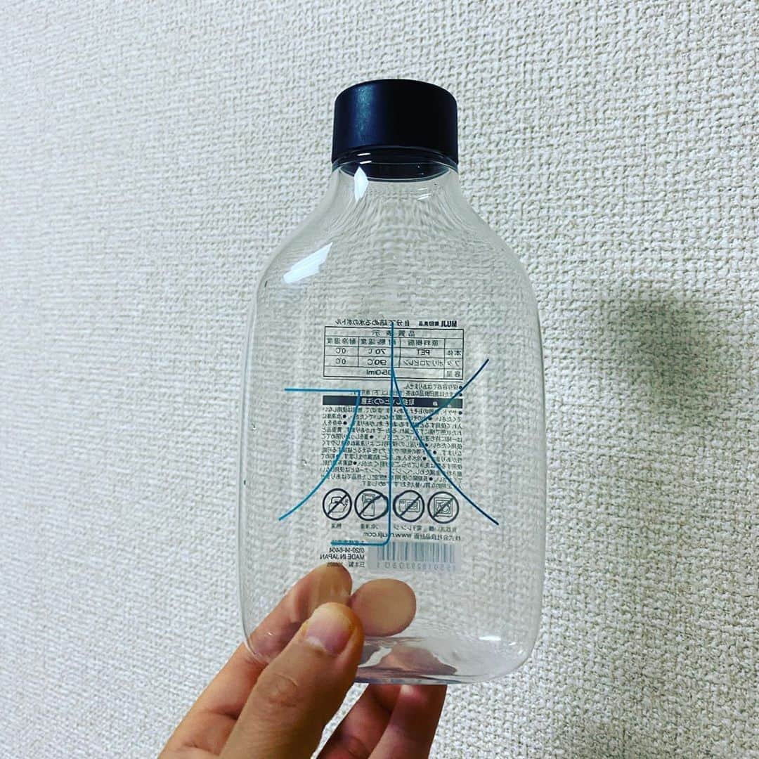 山田しょうこのインスタグラム：「無印の『水』ボトル190円！！ このボトルがあればどこの無印でも無料で水が給水できるんです🥺私が買ったのはボトルじゃなくて『ペットボトル、プラスチック削減に貢献する』ために頑張る太っ腹な無印さんの心意気です✌️✌️ #無印良品  #水  #プラスチック削減」