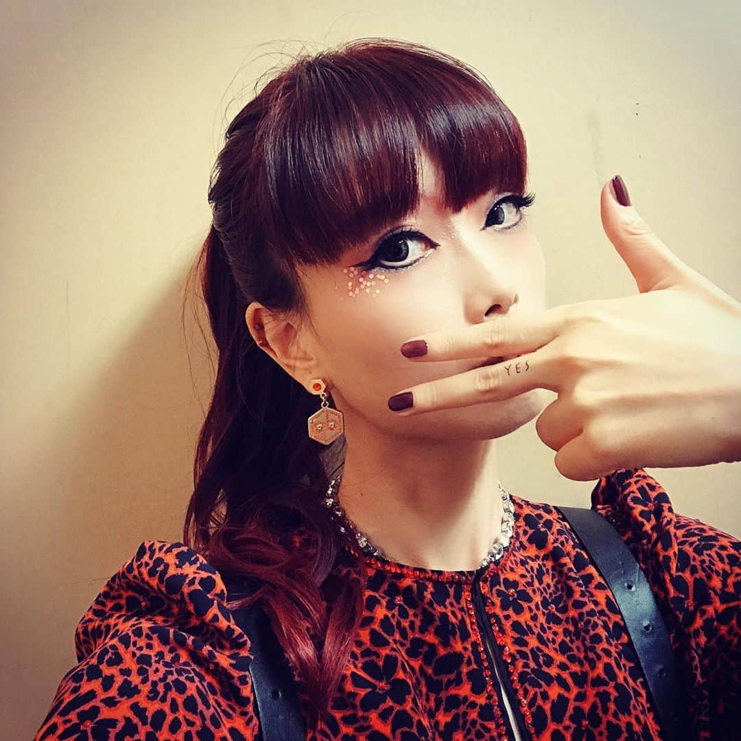 ながしまみのりのインスタグラム：「Tattoo stickers made by tomitamary.﻿ I love to put it on my fingers♡﻿ ﻿ お友達のイラストレーター冨田マリーちゃん（ @tomitamary_ ）のタトゥーシール。﻿ さり気なくて素敵♡指につけるのお気に入り♡YES﻿ ﻿ https://suhada.official.ec/items/32521770」