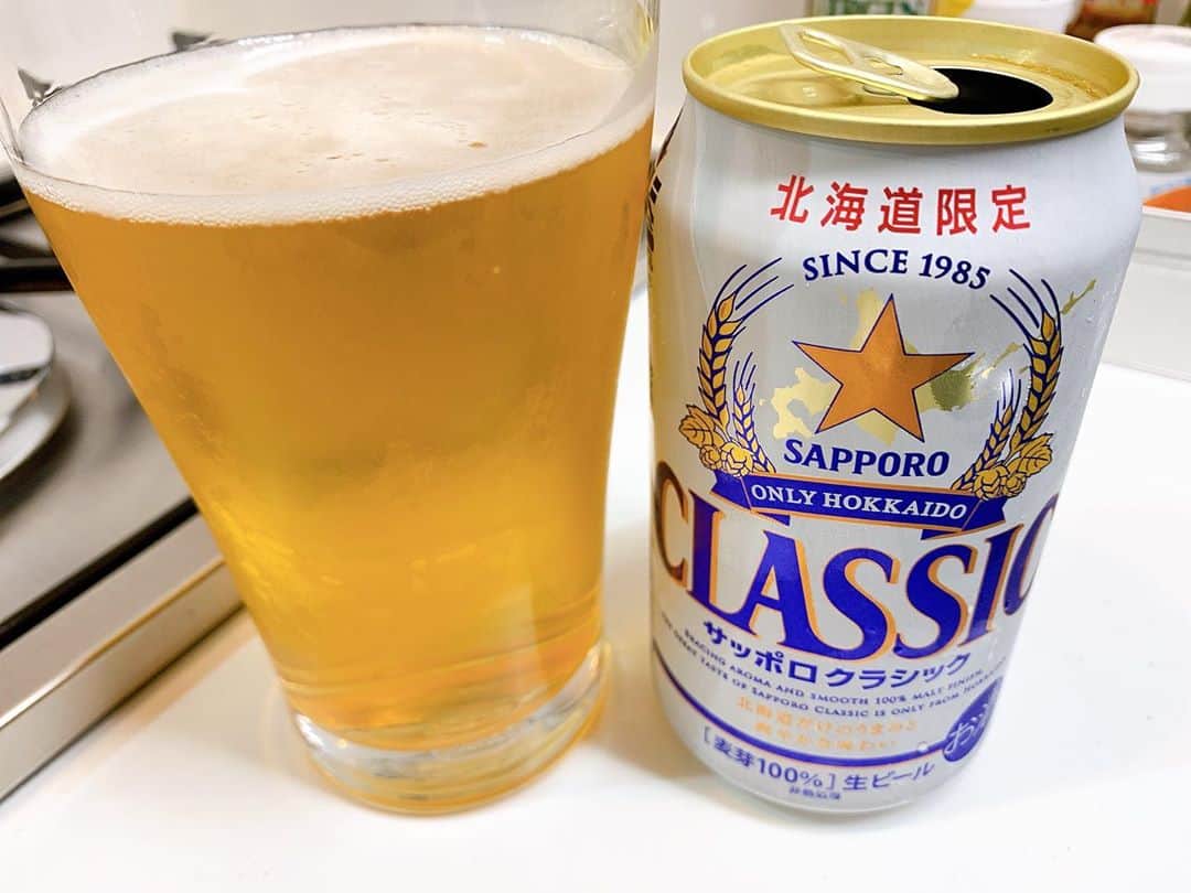 北川尚弥のインスタグラム：「金曜の夜にかんぱーい🍺 えー、今日は台所でご飯作りながら立ち飲み。飲みやす過ぎてびっくり爽やかです。 サッポロクラシックしか勝たん。とか言ってみたけど、恥ずかしいしたぶん来年には古いって言われてそうだから、12月には投稿消しまーす。ぴえん超えてぱおんからのひひーん。笑（シラフです）  #頑張った自分にご褒美ール #サッポロクラシック」