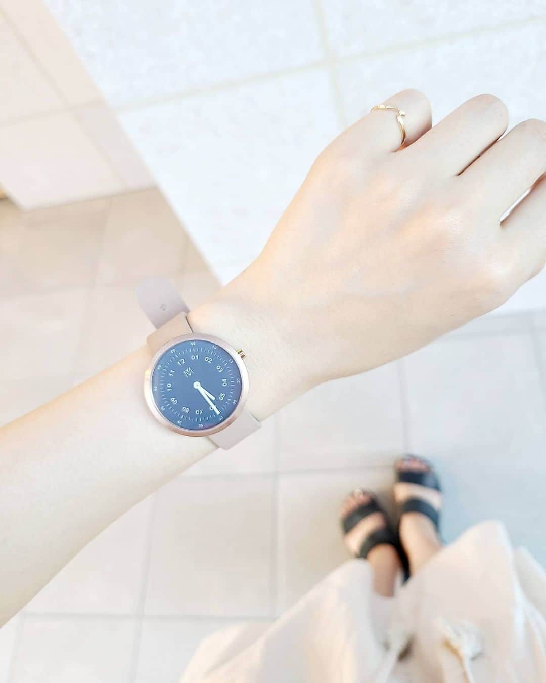 Hairmake Shinoさんのインスタグラム写真 - (Hairmake ShinoInstagram)「New watch.・* ． ． ベージュのベルトに淡いネイビーの腕時計かわいい♡ ． 時計を洋服に合わせてスタイリング💫 いつの間にか当たり前にするようになった #大人コーデ ． ．  10％引きになるクーポンプレゼントするので、よかったら使ってね💓 クーポンコード : hairmhza ． ． #マベン#マベンウォッチ#時計#腕時計#腕時計コーデ #ピンキーリング#ハワイアンジュエリー#波#海 #mavenwatches」9月4日 22時53分 - hairmakeshino