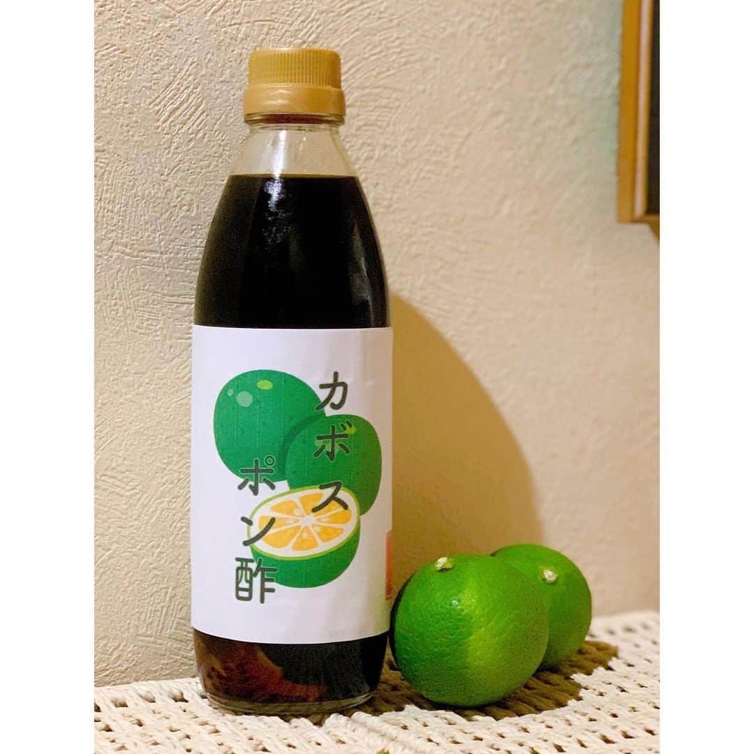 松浦雅のインスタグラム：「大分のかぼすをたくさん頂いたので さっそくポン酢を手作りしてみました。 荒削かつお節や昆布も入って、いい香り…！ 1ヶ月間、これから冷蔵熟成。 3ヶ月過ぎた頃から、酸味がまろやかになって もっともっと美味しくなるんだって。 楽しみだな〜♡ お魚たくさん焼いて、大根もおろさなくちゃー！🐟  5分クオリティだけど、 パソコンでラベルまで作ってしまったよ😅笑 雅特製ポン酢〜♪ #かぼす #大分 #手作りポン酢 #ポン酢」
