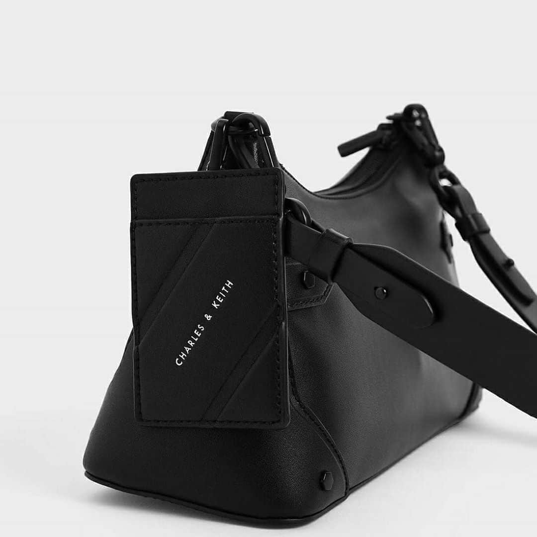 CHARLES & KEITH JAPAN CHARLES & KEITHさんのインスタグラム写真 - (CHARLES & KEITH JAPAN CHARLES & KEITHInstagram)「3種類のストラップをセットにしたマルチバッグ。⁠ ⁠ チェーンハンドルバッグ⁠ ￥8,900 +tax⁠ ⁠ #CharlesKeithFW20⁠ ⁠#チャールズアンドキース」9月4日 22時47分 - charleskeith_jp