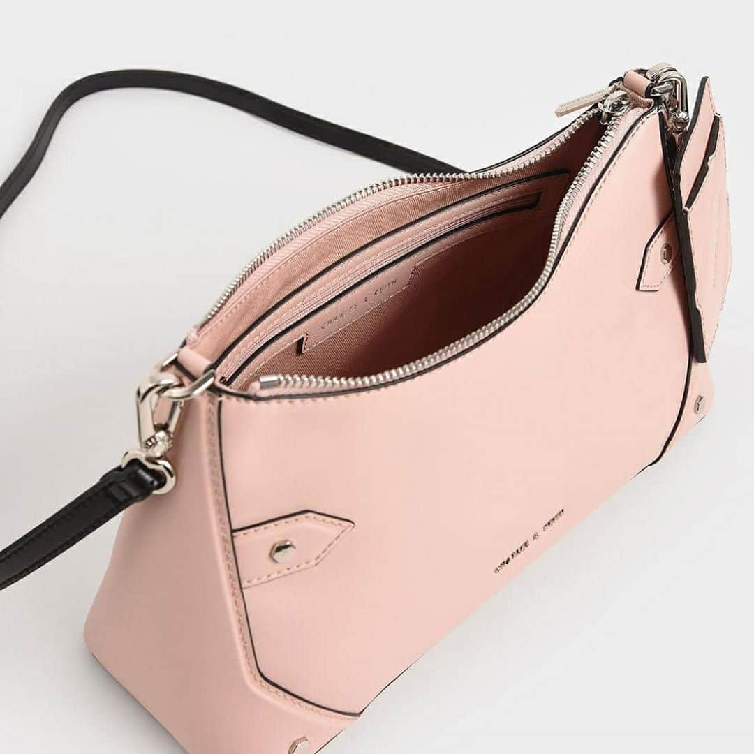 CHARLES & KEITH JAPAN CHARLES & KEITHさんのインスタグラム写真 - (CHARLES & KEITH JAPAN CHARLES & KEITHInstagram)「3種類のストラップをセットにしたマルチバッグ。⁠ ⁠ チェーンハンドルバッグ⁠ ￥8,900 +tax⁠ ⁠ #CharlesKeithFW20⁠ ⁠#チャールズアンドキース」9月4日 22時47分 - charleskeith_jp