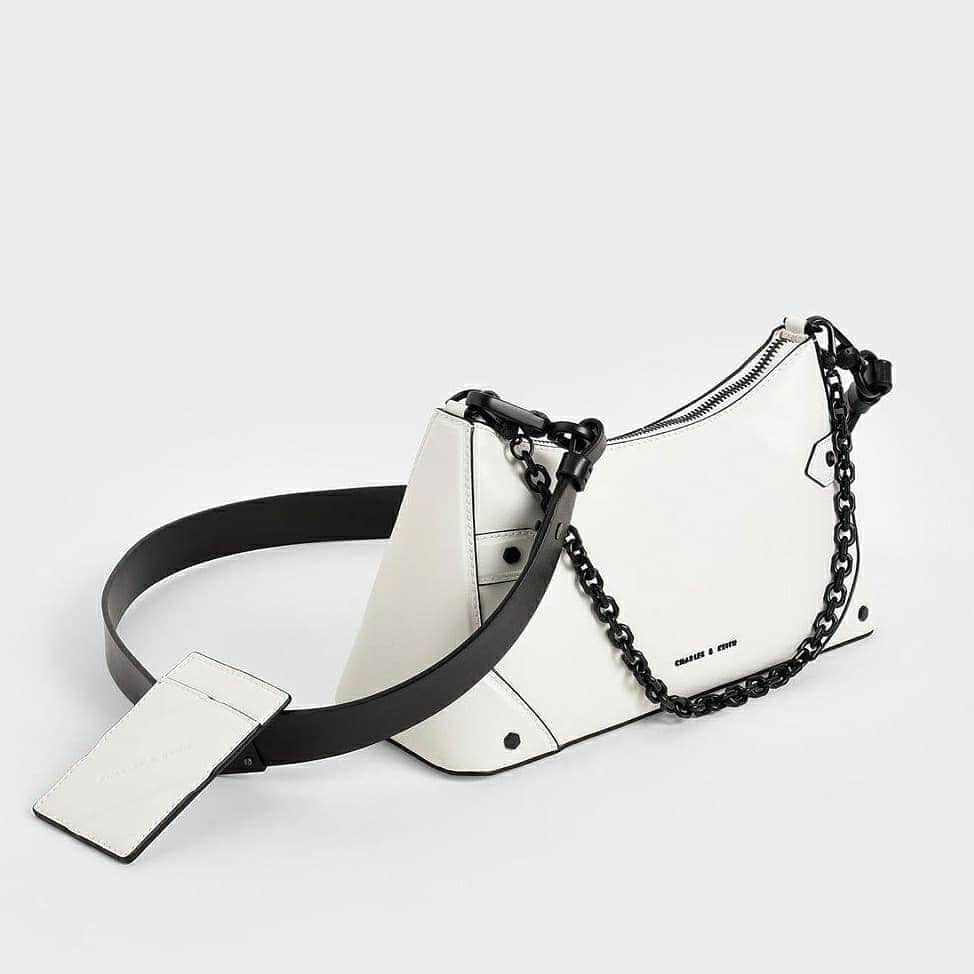 のインスタグラム：「3種類のストラップをセットにしたマルチバッグ。⁠ ⁠ チェーンハンドルバッグ⁠ ￥8,900 +tax⁠ ⁠ #CharlesKeithFW20⁠ ⁠#チャールズアンドキース」