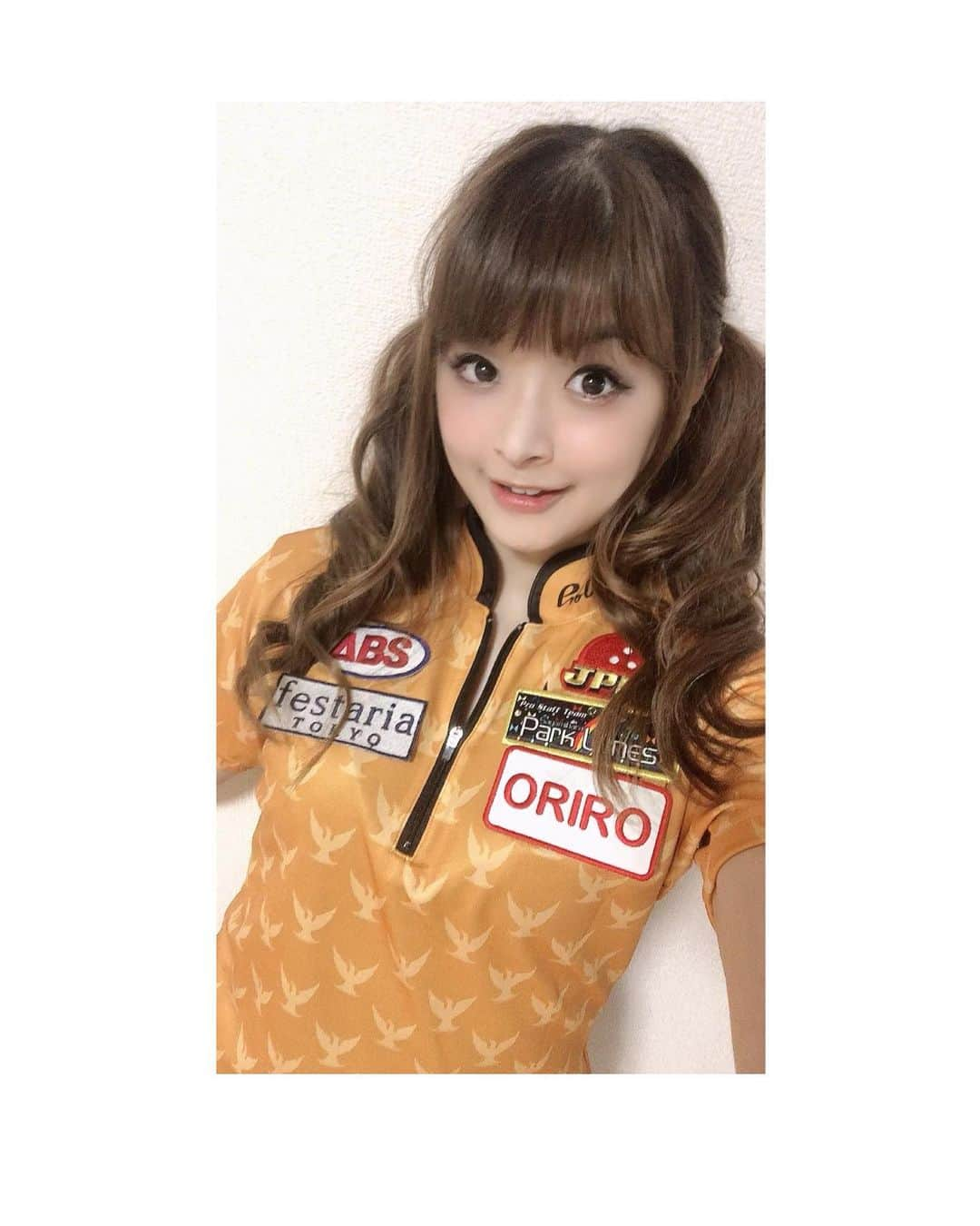 鈴木理沙さんのインスタグラム写真 - (鈴木理沙Instagram)「ケーゲルnewウェア🎳👚✨ オレンジ🍊色は初めて🧡 🍊というより辛子色⁇😅笑  今まで着たウェアの中で一番似合わないと、何人ものお客様から言われたウェア😂😂😂苦笑😭😭😭 それでも負けじと着たよ🤣🤣🤣  #newウェア #着る勇気がなく #やっと初めて着たら #みんなに弄られまくったよ #😂😂😂 #でもね #カラー沢山あるんだよ #大好きなピンクも #グリーンもイエローもホワイトもブルーもカラフルな色沢山🌈 #何故かこの色が送られてきたけど #そんな時もある #ピンクも勿論頼んだよ #みんなお揃いのウェア一緒に着ましょう💕 #いつの日かの写真 #ABS #アメリカンボウリングサービス #プロボウラー #女子アスリート #鈴木理沙 #bowling #大好き #ORIRO #festaria #相模原パークレーンズ #明日は岡崎サンボウル様にお伺い致します #明後日はコロナ中川店様にお伺い致します #台風くれぐれもお気を付けて下さい」9月4日 22時51分 - risasuzuki0929