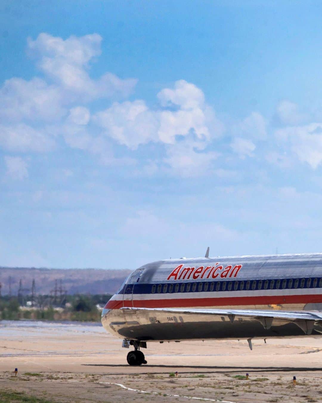アメリカン航空のインスタグラム：「Can you believe it’s already been one year since we retired our MD-80 aircraft to Roswell, New Mexico? 🤯  Yes, it's true! This photo, however ... 🤷」