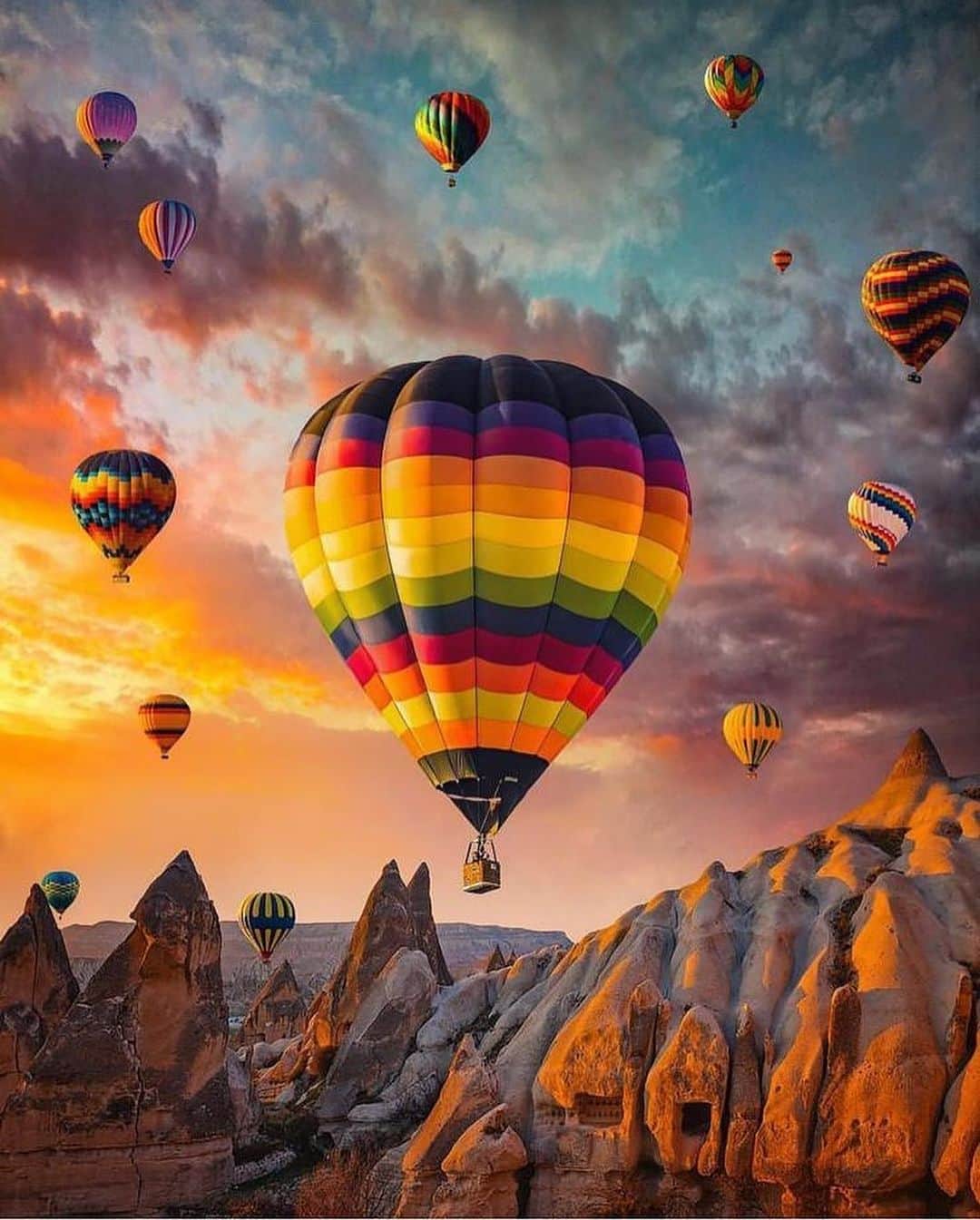 BEAUTIFUL DESTINATIONSさんのインスタグラム写真 - (BEAUTIFUL DESTINATIONSInstagram)「It's one of the most beautiful ways to greet the sunrise, isn't it? 🌄 Well-known for the panoramic views of hundreds of hot air balloons flowing above Turkey's stunningly rugged landscape and "fairy chimney" formations, Cappadocia is a huge favorite because you can ride the balloons here all year round!  Soar in summer or spring, and explore some more during winter. ☀️❄️ When did you visit Cappadocia and how was your trip?  📸 @fotozade  📍 Cappadocia, Turkey」9月4日 23時04分 - beautifuldestinations