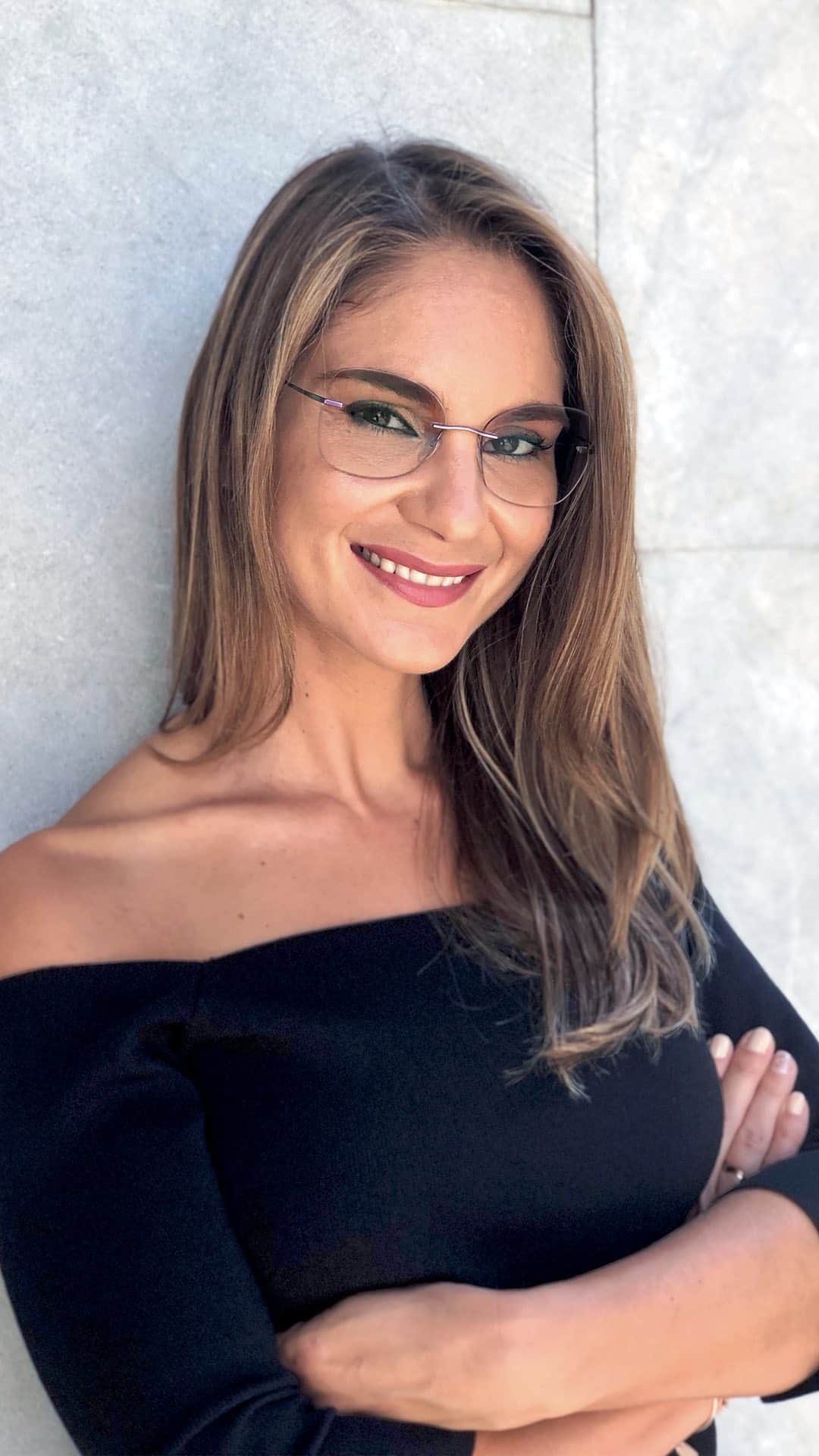 シルエットのインスタグラム：「Silhouette style consultant @carolina.lober guides you through her tips on picking the perfect optical frames to express your personal style. Watch in full on IGTV.  .  .  .  #silhouetteeyewear #tryitwearitloveit #Silhouettecommunity #eyeweardesign #luxuryeyewear #fashioneyewear #opticalframes」