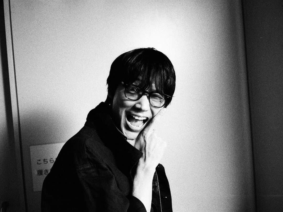 岡田健史さんのインスタグラム写真 - (岡田健史Instagram)「⚡️⚡️⚡️⚡️⚡️  #MIU404 #九ちゃんにだけ見せてくれた素敵な表情」9月4日 23時10分 - kenshi_okada_official