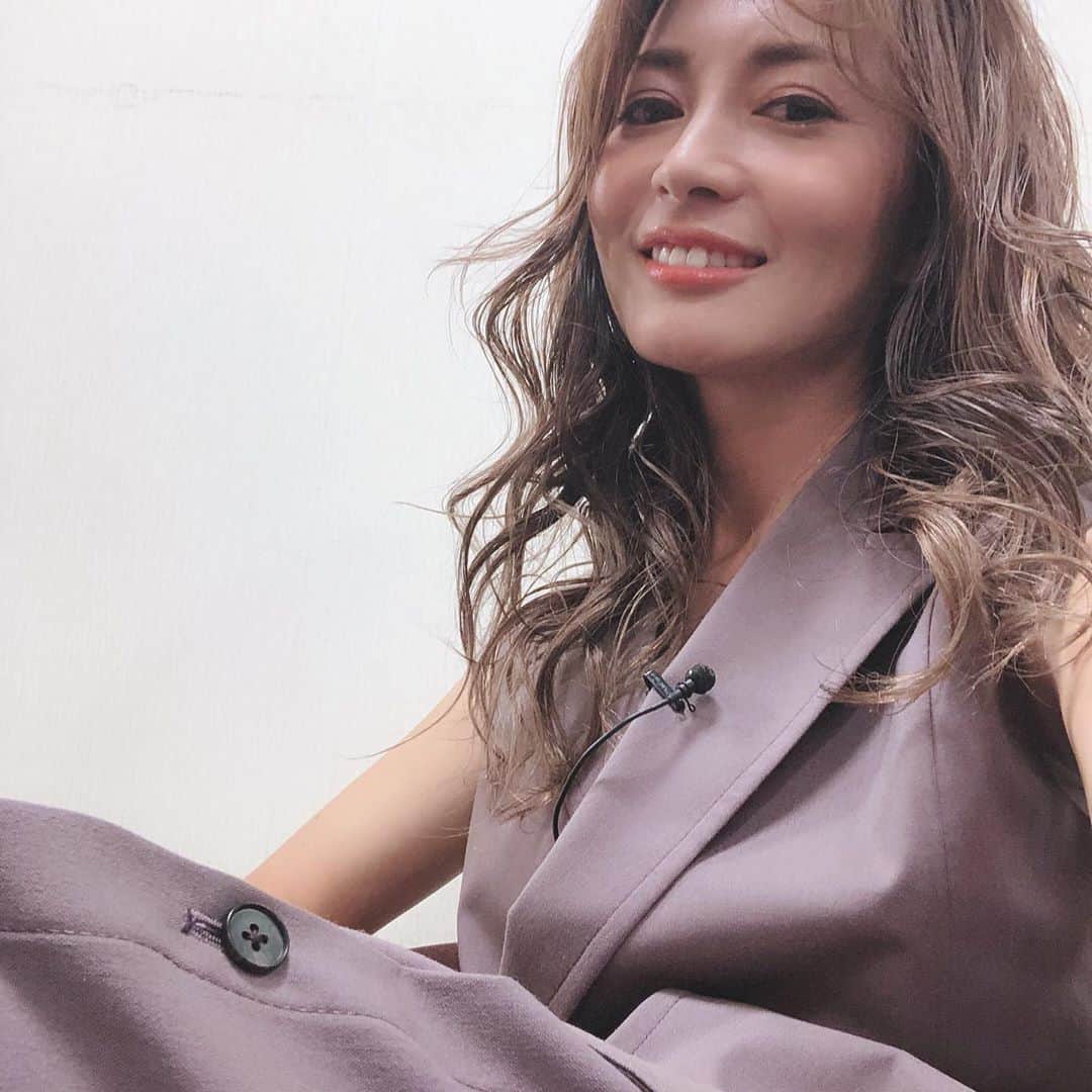 新山千春さんのインスタグラム写真 - (新山千春Instagram)「本日の衣装💜💜すごーく好き💋  #セットアップ #パワーショルダー #POWERshoulder #coodinate  #新山千春  明日はバラエティーのロケ  台風が心配だよー💦  最近はじめた わたしのYouTubeです🌹 👇👇 https://m.youtube.com/watch?v=7OUFG70m3uY  プロフィールからもとべます！ ぜひチャンネル登録も お願い出来たら嬉しいなぁ🌹  #CHIHAROOM」9月4日 23時19分 - chiharuuu_0114