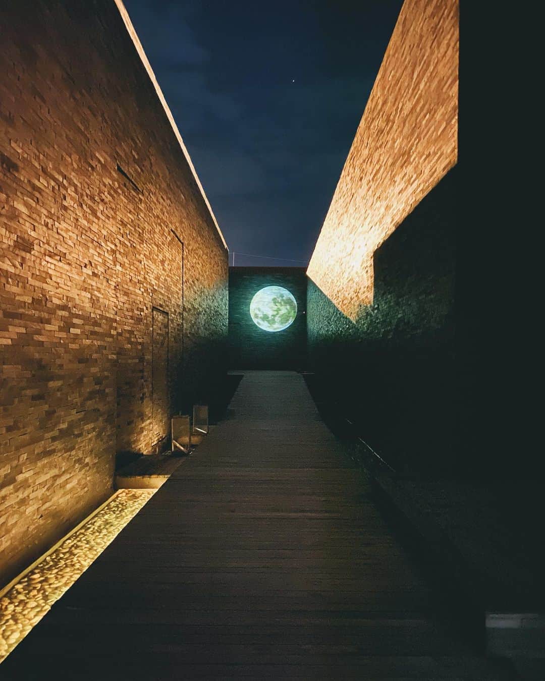 GYEON SEOのインスタグラム：「_* when the secret reveals 🌖 . . #queengsnap」