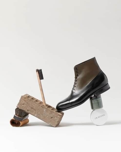 のインスタグラム：「Faire briller Edouard. La bottine Balmoral se bichonne en veau box uni ou bicolore.  __ Taking care of Edouard.  #JMWeston #Shoes #SavoirFaire #Edouard」