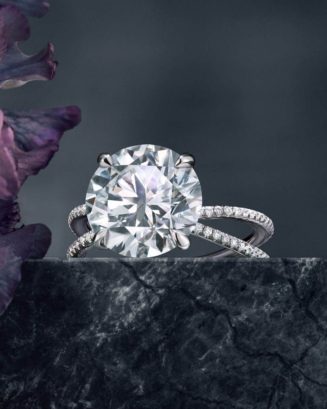 デビッドヤーマンのインスタグラム：「In honor of 35 years together, David designed the DY Crossover® ring for his wife, Sybil. Its intertwined bands hold a diamond, signifying the monumental decision people make when deciding to share their lives. #DavidYurman」