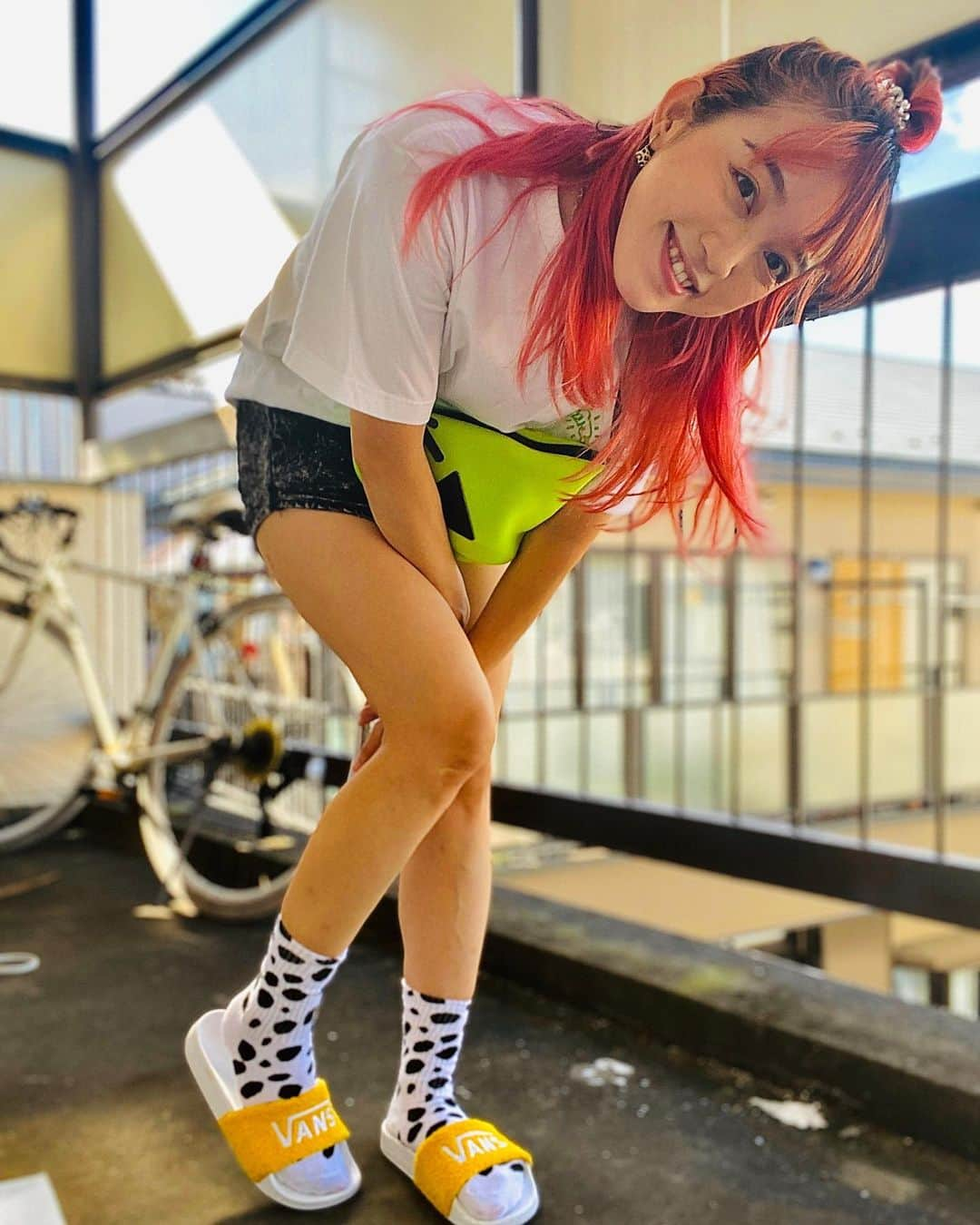 彩南(Ayana)さんのインスタグラム写真 - (彩南(Ayana)Instagram)「牛さん🐮ソックス ✖️ VANSサンダル🏄‍♂️❤️ @vansjapan  . そしてプレゼントでもらった お気に入りのBAG&キースT👭  . げんきっこスタイル。 #beatbox #humanbeatbox #beatboxer  #music #sk8fashion #dancer #workout  #sexy #beatpia #fitnessgirl #skateboard #sk8 #fitness #hiphop #sk8girl #femalebeatbox #streetfashion  #femalebeatboxer #コーデ#グラビア#ビートボックス #女性ビートボクサー」9月4日 23時18分 - ayana_beatpia