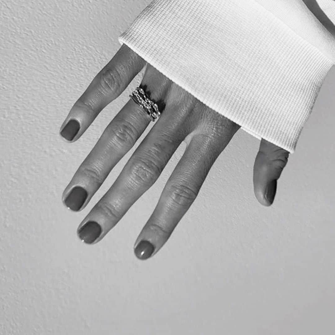 高梨沙羅さんのインスタグラム写真 - (高梨沙羅Instagram)「凄い久しぶりに母に塗って貰いました👐🏽 節が太くてゴツい手だけど ネイルもするしリングもします。 お陰で手は一回も骨折したことない 丈夫に産んでくれてありがとうございます💙  はめられる指が薬指くらいしかないので右にするけど特に意味はありません笑 #母のお下がり #リング -this rings has no meaning. #rings from my mom #olivenails x goldrings」9月4日 23時19分 - sara.takanashi