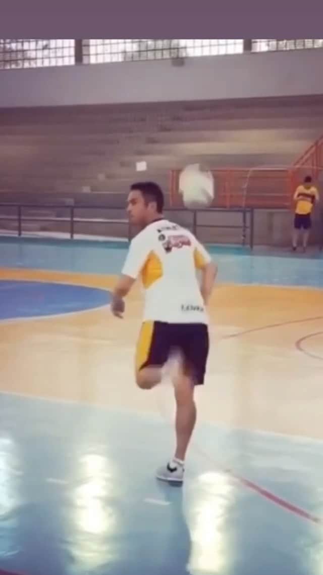 アレッサンドロ・ローザ・ヴィエイラのインスタグラム：「Relembrando um pós treino @magnusoficial ⚽️」