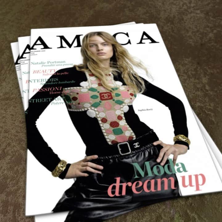 のインスタグラム：「Bomber in satin trapuntato @compagniaitaliana sull’ultimo numero di @amicamagazine  #magazine #editorial #fashion #winter #season  Quilted satin bomber jacket @compagniaitaliana on the latest issue of @amicamagazine」