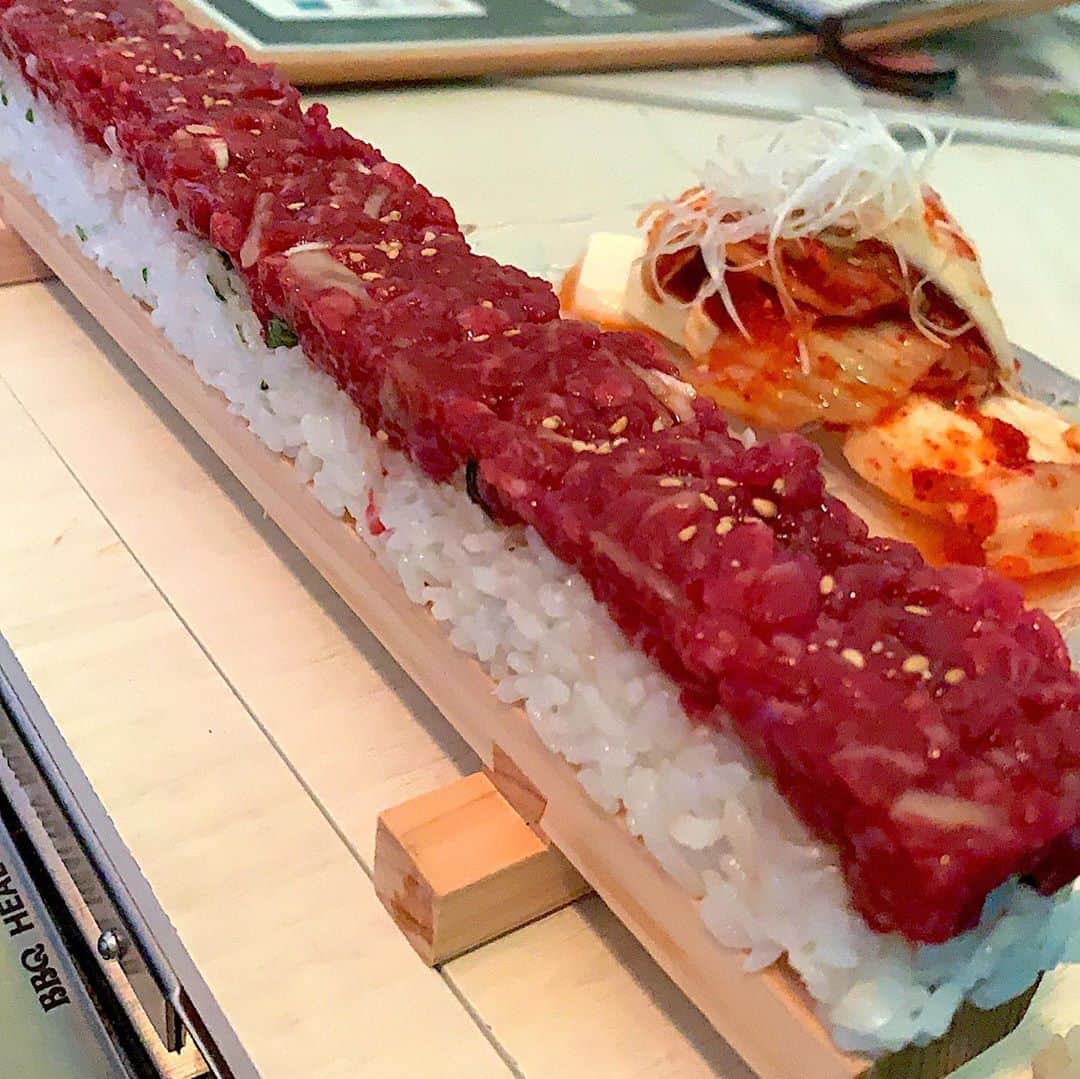 大槻ひびきさんのインスタグラム写真 - (大槻ひびきInstagram)「どれも最高に美味しいのだけど ユッケ寿司が1番好き。 さっき食べたのにもう食べたい… そして今日初めて食べた炙りユッケ丼にハマってしまった…🥺💜 #japan #yum #yummy  #肉 #焼肉 #美味しい #代々木」9月4日 23時27分 - yanhibi0221