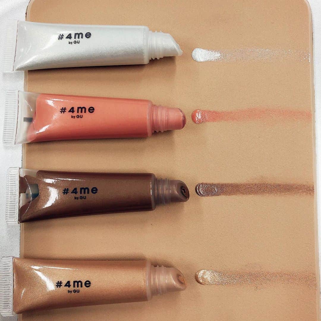 小西さやかさんのインスタグラム写真 - (小西さやかInstagram)「9月4日本日発売GUのコスメ見本を送っていただきました(^^)表紙画像は各アイテムから1つ、厳選色をまとめて撮影してます！ . クリームアイシャドウ4色 ¥590 水分53%で見た目よりかなりラメが入っていてキラキラで可愛いです！2つ目11 PINKが今っぽくてオススメ . マルチパレット3色　¥1490 パレット左端の1番明るい色はハイライトとしても使えます。 左下の26 ORANGEがトレンド顔になってオススメでした。 . リップグロス790円は、マスクに色がつきにくい11ピンク、リップスティック590円は今年トレンドの26オレンジシアーがオススメ！ . 皆さんから1番質問されるのがOEM。 OEMは最大手の日本コルマーでした！ . #4me_by_gu #新作コスメ #4me_by_GU #プチプラ　#プチプラコスメ#gu #GU cosme #格安コスメ　#コスパ最高 #コスパ　#コスパ最強 #コスパコスメ #コスパ良し #コスパ良すぎ #コスパよし #コスパ抜群 #トレンド　#ジーユー　#ジーユー新作 #ジーユーマニア  #4me」9月4日 23時32分 - cosmeconcierge