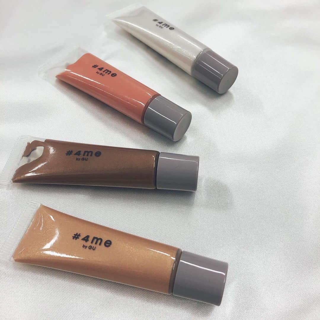 小西さやかさんのインスタグラム写真 - (小西さやかInstagram)「9月4日本日発売GUのコスメ見本を送っていただきました(^^)表紙画像は各アイテムから1つ、厳選色をまとめて撮影してます！ . クリームアイシャドウ4色 ¥590 水分53%で見た目よりかなりラメが入っていてキラキラで可愛いです！2つ目11 PINKが今っぽくてオススメ . マルチパレット3色　¥1490 パレット左端の1番明るい色はハイライトとしても使えます。 左下の26 ORANGEがトレンド顔になってオススメでした。 . リップグロス790円は、マスクに色がつきにくい11ピンク、リップスティック590円は今年トレンドの26オレンジシアーがオススメ！ . 皆さんから1番質問されるのがOEM。 OEMは最大手の日本コルマーでした！ . #4me_by_gu #新作コスメ #4me_by_GU #プチプラ　#プチプラコスメ#gu #GU cosme #格安コスメ　#コスパ最高 #コスパ　#コスパ最強 #コスパコスメ #コスパ良し #コスパ良すぎ #コスパよし #コスパ抜群 #トレンド　#ジーユー　#ジーユー新作 #ジーユーマニア  #4me」9月4日 23時32分 - cosmeconcierge