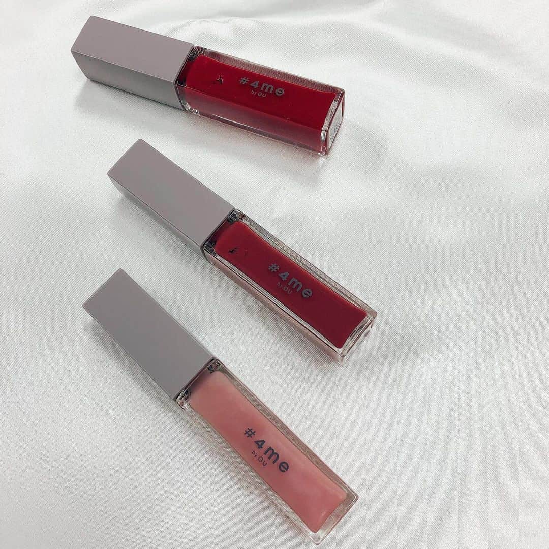 小西さやかさんのインスタグラム写真 - (小西さやかInstagram)「9月4日本日発売GUのコスメ見本を送っていただきました(^^)表紙画像は各アイテムから1つ、厳選色をまとめて撮影してます！ . クリームアイシャドウ4色 ¥590 水分53%で見た目よりかなりラメが入っていてキラキラで可愛いです！2つ目11 PINKが今っぽくてオススメ . マルチパレット3色　¥1490 パレット左端の1番明るい色はハイライトとしても使えます。 左下の26 ORANGEがトレンド顔になってオススメでした。 . リップグロス790円は、マスクに色がつきにくい11ピンク、リップスティック590円は今年トレンドの26オレンジシアーがオススメ！ . 皆さんから1番質問されるのがOEM。 OEMは最大手の日本コルマーでした！ . #4me_by_gu #新作コスメ #4me_by_GU #プチプラ　#プチプラコスメ#gu #GU cosme #格安コスメ　#コスパ最高 #コスパ　#コスパ最強 #コスパコスメ #コスパ良し #コスパ良すぎ #コスパよし #コスパ抜群 #トレンド　#ジーユー　#ジーユー新作 #ジーユーマニア  #4me」9月4日 23時32分 - cosmeconcierge
