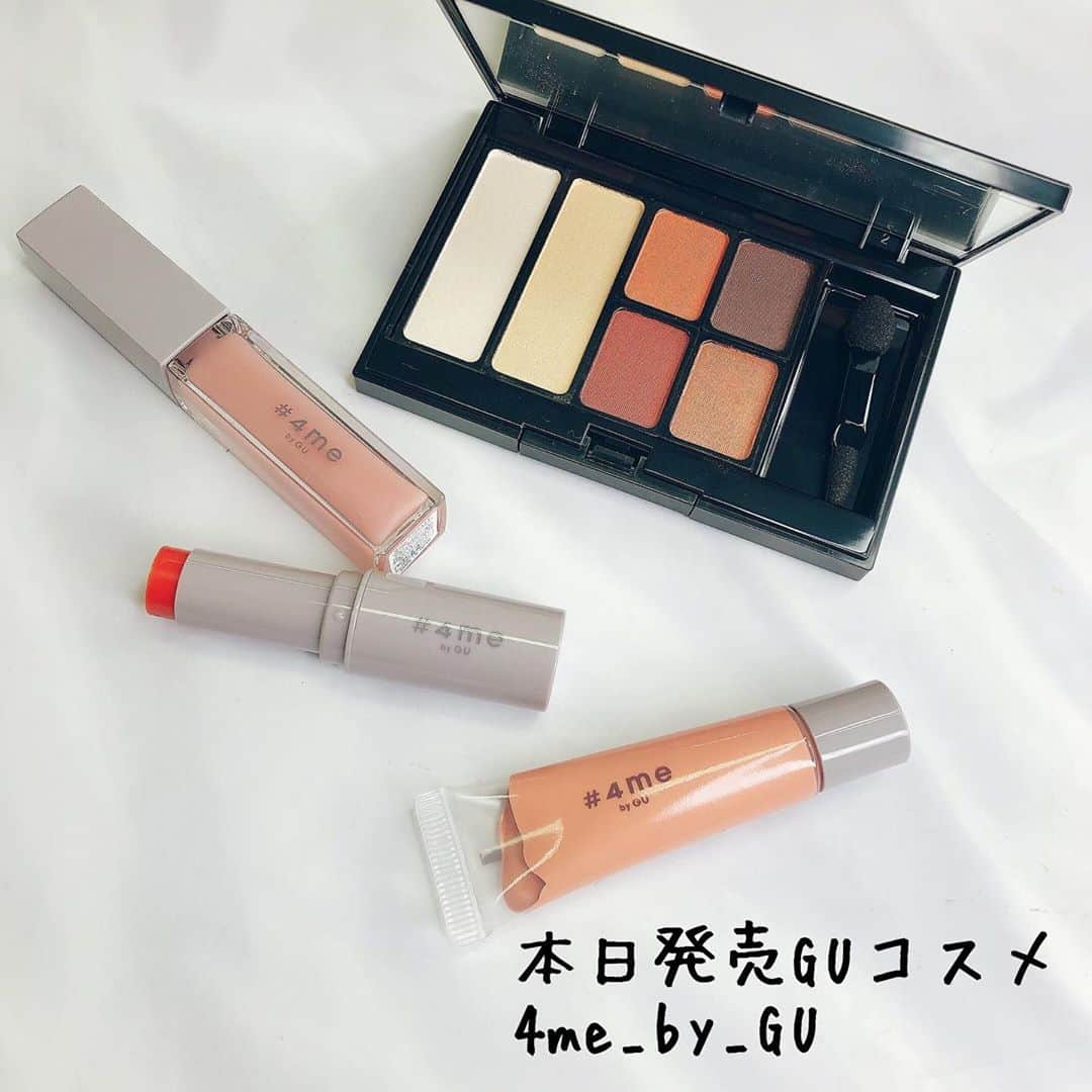 小西さやかさんのインスタグラム写真 - (小西さやかInstagram)「9月4日本日発売GUのコスメ見本を送っていただきました(^^)表紙画像は各アイテムから1つ、厳選色をまとめて撮影してます！ . クリームアイシャドウ4色 ¥590 水分53%で見た目よりかなりラメが入っていてキラキラで可愛いです！2つ目11 PINKが今っぽくてオススメ . マルチパレット3色　¥1490 パレット左端の1番明るい色はハイライトとしても使えます。 左下の26 ORANGEがトレンド顔になってオススメでした。 . リップグロス790円は、マスクに色がつきにくい11ピンク、リップスティック590円は今年トレンドの26オレンジシアーがオススメ！ . 皆さんから1番質問されるのがOEM。 OEMは最大手の日本コルマーでした！ . #4me_by_gu #新作コスメ #4me_by_GU #プチプラ　#プチプラコスメ#gu #GU cosme #格安コスメ　#コスパ最高 #コスパ　#コスパ最強 #コスパコスメ #コスパ良し #コスパ良すぎ #コスパよし #コスパ抜群 #トレンド　#ジーユー　#ジーユー新作 #ジーユーマニア  #4me」9月4日 23時32分 - cosmeconcierge