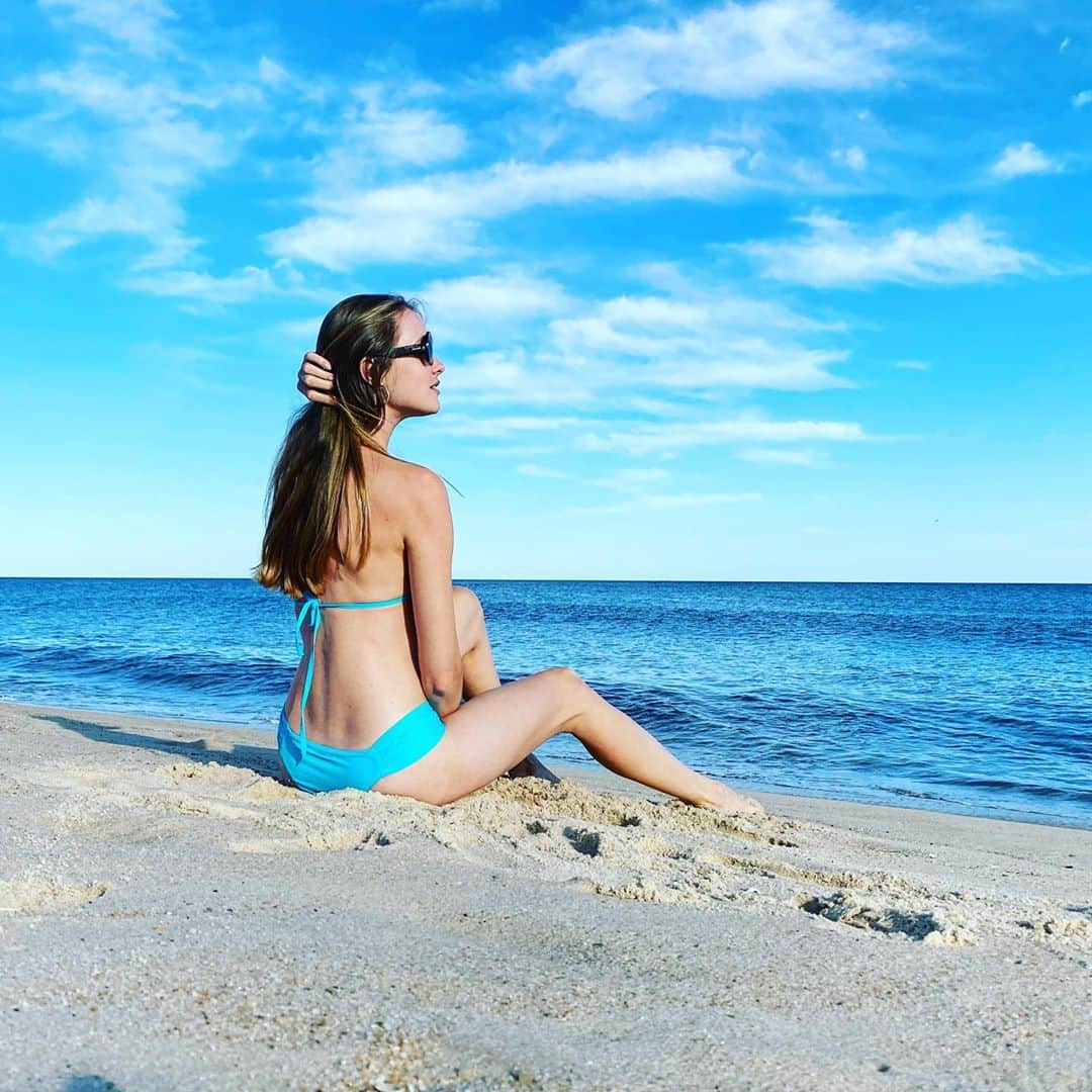 ヴラダ・ロスリャコヴァのインスタグラム：「-I'm in the desert but there is a water there. -You mean the beach?!」