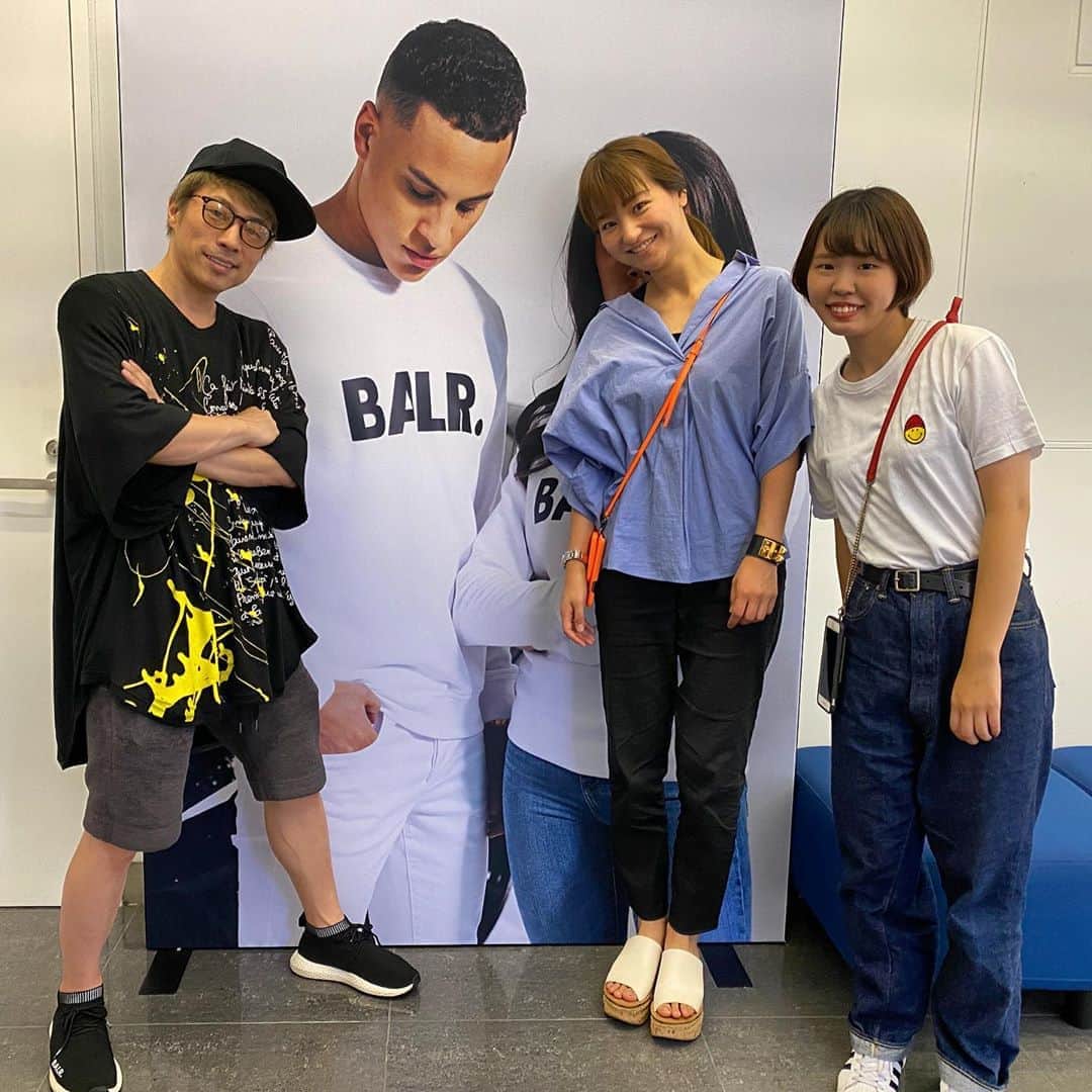 田村淳のインスタグラム：「BALR.の展示会に… 型数がまた増えてた！！！ かわいい服がいっぱい  ユカちゃんと新人ガールに優しくしてもらった^_^  展示会に行ったのに靴だけしかBALRじゃなかったよぴえん  #balr」