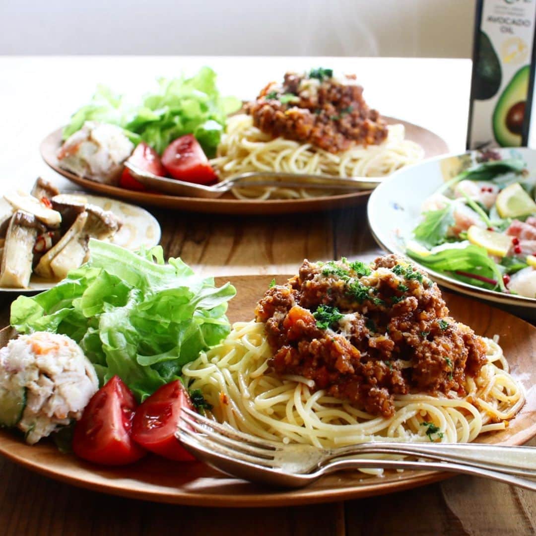 Atsukoのインスタグラム：「Today's lunch 2020.09.04 ･ ･ ミートソース グリーンレタスのポテサラトマト添え エリンギペペロン 鯛のカルパッチョ ･ ･ @grove.avocadooil.japan  様からアボカドオイルを頂きました。 オリーブオイルと比べて癖もなくて美味しい❤ 今回は鯛のカルパッチョにかけて頂きました✨✨ ･ ･ お弁当は娘の友達用に。 ミートソースとポテサラとぬか漬けと。笑 ラタトゥイユはおやつにたべるんだって！笑 トマト味のオンパレードですが🤣🤣」