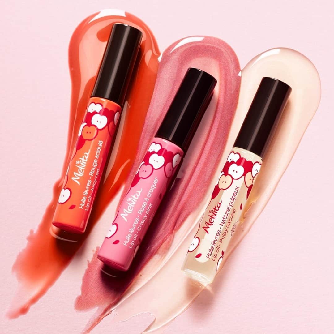 Melvita Officialのインスタグラム：「Des lèvres repulpées, nourries et sublimées en un seul geste 💋  C’est votre nouvel allié beauté qui va tous les faire craquer ! Ses petits +? Sa formule certifiée bio enrichie à l’huile de Ricin et à l’actif de pomme RedLove. Le tout dans une texture délicieuse et non collante pour un effet mordu irrésistible 🍎  Avez-vous déjà craqué pour nos nouvelles huiles à lèvres ?  #Melvita #cosmétique #naturelle #bio #lipoil #gloss #baume #beauty #acroquer #rose #pomme #sublime」