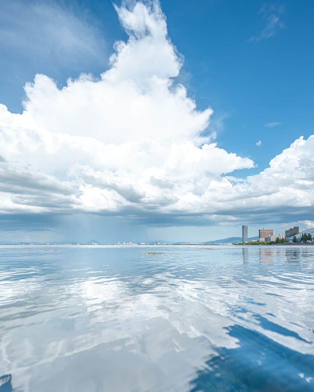 関西電力株式会社さんのインスタグラム写真 - (関西電力株式会社Instagram)「＼物語に出てくるかのような夏雲☁／ 今回ご紹介するのは、滋賀県大津市で撮影された琵琶湖上に浮かぶ不思議な雲の風景👀✨ 珍しい雲の形を見かけると、思わず誰かに伝えたくなりませんか？☁ . --------------- ✨📷関西電力Instagramフォトコンテスト開催中📷✨ 詳細はプロフィールのURLよりご確認ください☝  関西電力Instagramでは、関西地方の灯、あたたかみのある風景写真を通して、皆さまの心に灯りがともったような癒しをお届けしていきます。 外出の際は引き続き感染予防の徹底を心がけましょう。 --------------- . #日本の風景 #けしからん風景 #ダレカニミセタイソラ #夏空 #夏 #雲 #空 #igで繋がる空 #日本の夏 #夏雲 #夏の空 #雲フェチ #滋賀 #琵琶湖 #しがトコ #大津 #loves_united_japan #ダレカニミセタイケシキ #bestphoto_japan #灯 #ptk_japan #絶景delic #日本の絶景 #絶景辞典 #貴重な体験 #景色最高 #tripgramjp #best_expression_night　#お写んぽ #インスタスポッ」9月4日 15時00分 - kanden.jp