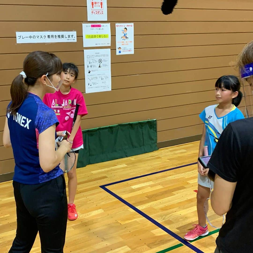 潮田玲子さんのインスタグラム写真 - (潮田玲子Instagram)「グータッチ、明日５日土曜日〜３週にわたって放送されます！ 今回は全国大会を目指す小学5年生の女子ダブルスペアを熱血指導します☝️ 私自身、グータッチは5回目の出演となりますが本業女子ダブルスは初めての指導だったので一段と熱が入ってます笑🤣 とっても可愛くて一生懸命な彼女達を是非応援してくださいね🥰🙏 初回は明日５日、9時55分〜 フジテレビです！  #フジテレビ #グータッチ #熱血指導 #バドミントン #女子ダブルスペア」9月4日 15時07分 - reikoshiota_official