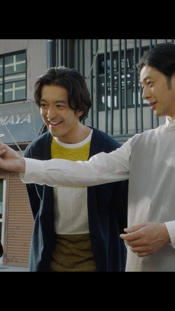 エミ・マイヤーのインスタグラム：「主題歌を共作/歌わせていただきました🙏  I had the honor of co-writing this ending reel song with the director Yuichi Hibi and composer Taro Iwashiro.🙏 It was a priceless experience to combine my two loves — songwriting and film. my happy place✨😍 @namonaihi  映画「名も無い日」 監督 #日比遊一　 出演 #永瀬正敏　　 #金子ノブアキ #真木よう子 #今井美樹 #オダギリジョー」