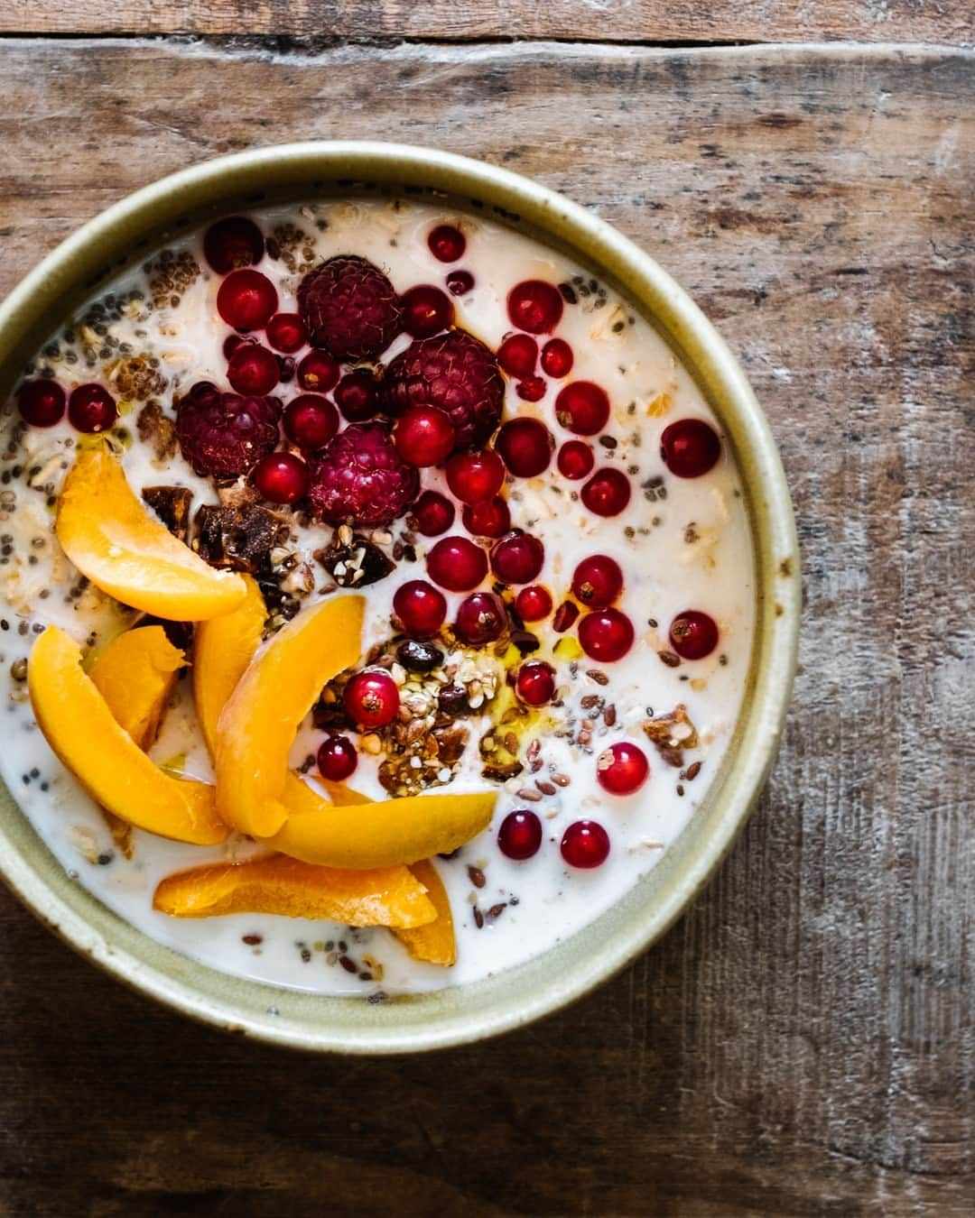 pinimariniのインスタグラム：「Draussen ist heute alles grau, aber ich pack den Sommer noch einmal in die Schüssel ❤️⠀⠀⠀⠀⠀⠀⠀⠀⠀ .⠀⠀⠀⠀⠀⠀⠀⠀⠀ #Frühstück #müsli #porridge #Beerenliebe #Steinobst #breakfastrecipes #morningslikethese #breakfast #eatprettythings #eeeats #einfacherezepte」