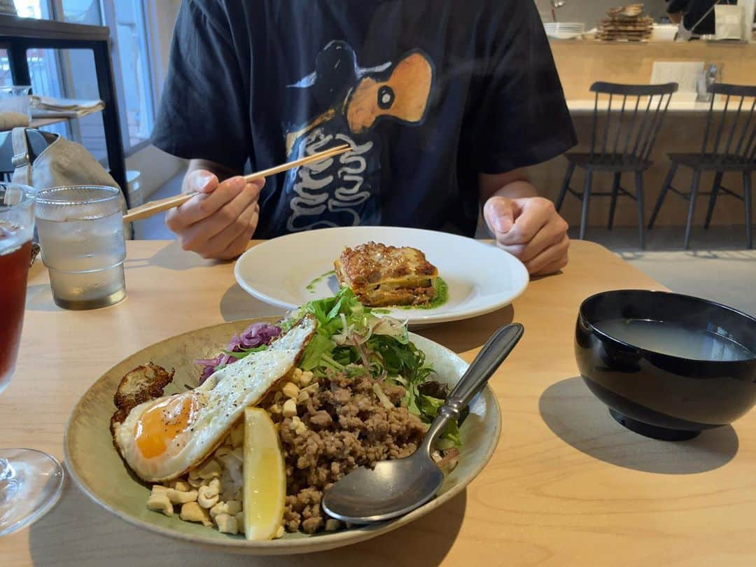 外山輝信さんのインスタグラム写真 - (外山輝信Instagram)「@food_common にて。スーパー偏食の @sayukiinoue も美味しいと満足。家の近所にあったら、通っちゃうな。夜は餃子もある。食べてみたい。#Tシャツはピータードイグ」9月4日 15時26分 - terunobu_toyama
