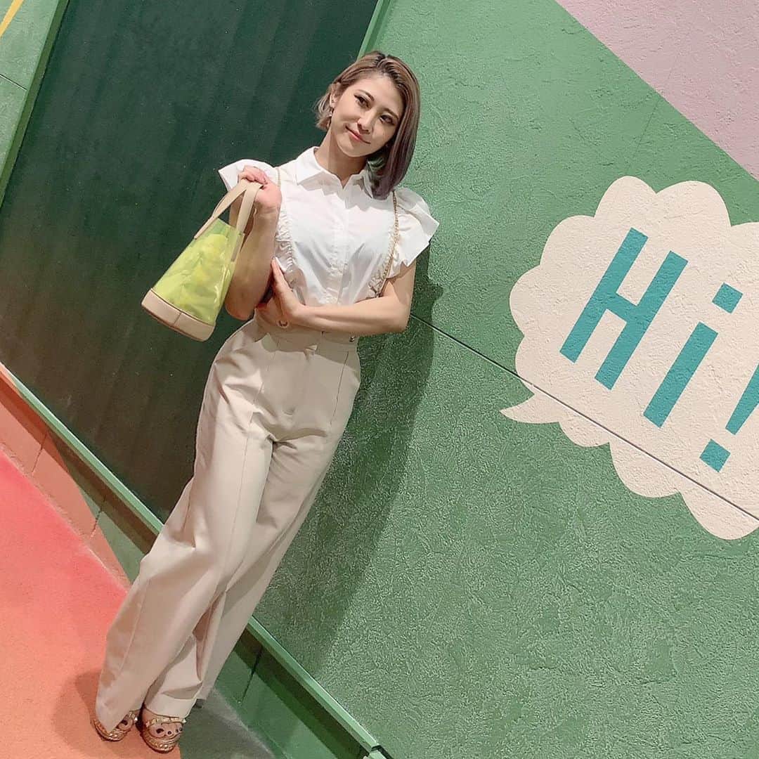 Kumiのインスタグラム：「. 最近服の好みが 変わってきたようです👗 . オトナの階段の〜ぼる〜ぅ🌈 . . . .........いや、 変わったんじゃなくて 戻ったってのが正しいかな🤔 . . . bag:GU pants:eimy istoire tops:Bershka  #ファッション　#今日のコーデ #きれいめコーデ #アラサー女子 #前下がりボブ　#ootd #outfit」