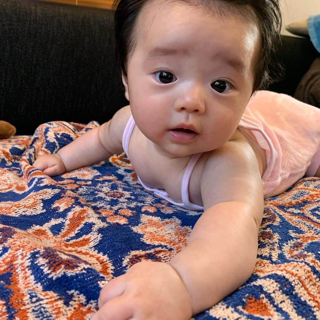 漆川由佳のインスタグラム：「生後5ヶ月になりました⭐️ めちゃんこ喋って大爆笑してます🤣👍🏻💕声は私に似てなのかデカい😳💦 いろんな笑い方や声を出すようになったので母ちゃんは衣琉茉を笑かすために必死💖😂💖」