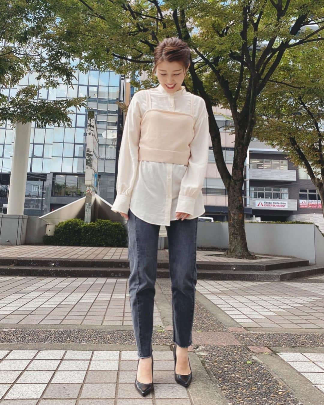 内村麻美さんのインスタグラム写真 - (内村麻美Instagram)「. . 今朝のアサデスKBCの衣装は @cepo.solaria でした♪ . とろみシャツに、ニットのビスチェ ゆったりとした黒デニム👖👖👖 . ヘアメイクさんの技術により この長さでもアップスタイルになります♡ いつもありがとうございます🙈❤️ . #KBC #アサデス #アサデスKBC #cepo #セポ #秋ファッション #秋服 #秋めいとる #とろみシャツ #ビスチェ #黒デニムスカート . .」9月4日 15時52分 - asami___05