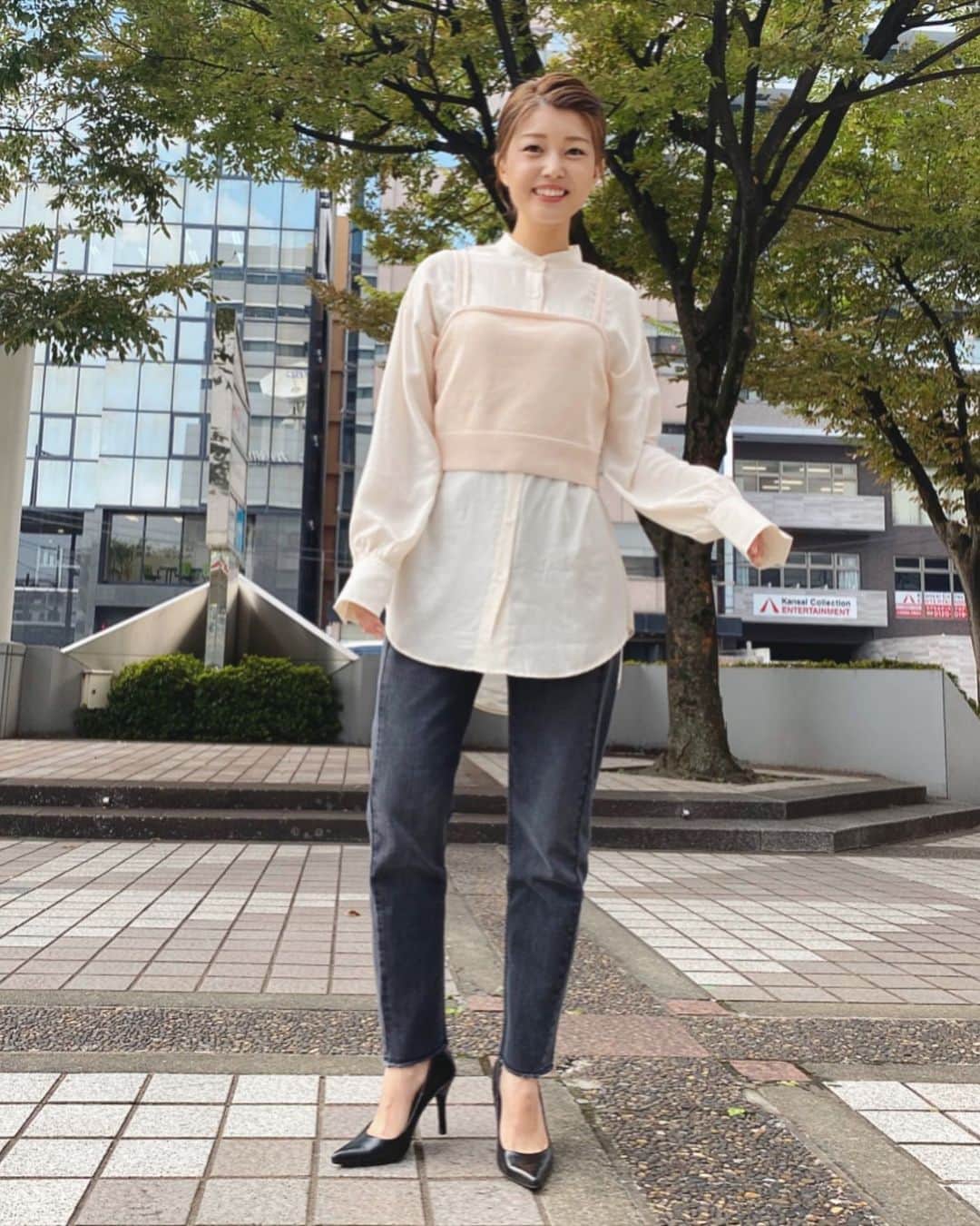 内村麻美さんのインスタグラム写真 - (内村麻美Instagram)「. . 今朝のアサデスKBCの衣装は @cepo.solaria でした♪ . とろみシャツに、ニットのビスチェ ゆったりとした黒デニム👖👖👖 . ヘアメイクさんの技術により この長さでもアップスタイルになります♡ いつもありがとうございます🙈❤️ . #KBC #アサデス #アサデスKBC #cepo #セポ #秋ファッション #秋服 #秋めいとる #とろみシャツ #ビスチェ #黒デニムスカート . .」9月4日 15時52分 - asami___05
