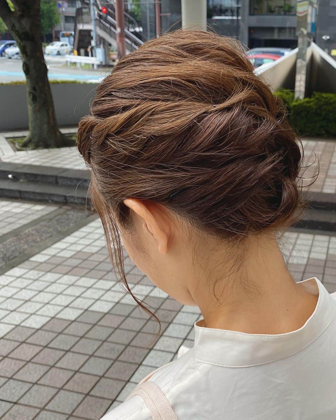 内村麻美さんのインスタグラム写真 - (内村麻美Instagram)「. . 今朝のアサデスKBCの衣装は @cepo.solaria でした♪ . とろみシャツに、ニットのビスチェ ゆったりとした黒デニム👖👖👖 . ヘアメイクさんの技術により この長さでもアップスタイルになります♡ いつもありがとうございます🙈❤️ . #KBC #アサデス #アサデスKBC #cepo #セポ #秋ファッション #秋服 #秋めいとる #とろみシャツ #ビスチェ #黒デニムスカート . .」9月4日 15時52分 - asami___05