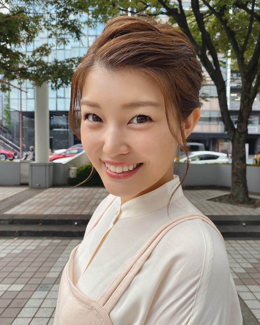 内村麻美さんのインスタグラム写真 - (内村麻美Instagram)「. . 今朝のアサデスKBCの衣装は @cepo.solaria でした♪ . とろみシャツに、ニットのビスチェ ゆったりとした黒デニム👖👖👖 . ヘアメイクさんの技術により この長さでもアップスタイルになります♡ いつもありがとうございます🙈❤️ . #KBC #アサデス #アサデスKBC #cepo #セポ #秋ファッション #秋服 #秋めいとる #とろみシャツ #ビスチェ #黒デニムスカート . .」9月4日 15時52分 - asami___05