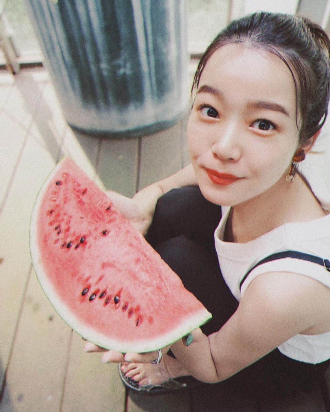 猪鼻ちひろさんのインスタグラム写真 - (猪鼻ちひろInstagram)「🍉 スイカ大好き。 夏終わらないで🥺 #スイカ大好き #というか #果物大好き」9月4日 15時53分 - inohanachihiro