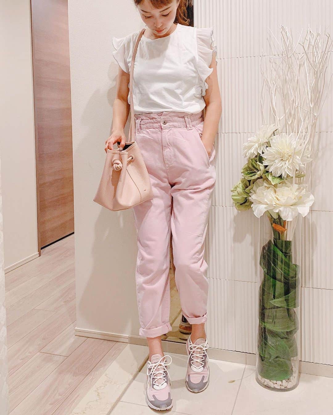 Okada Reinaさんのインスタグラム写真 - (Okada ReinaInstagram)「#pinkholic アホほどピンク好きな人🤪🎀💖  #ザラ のデニム、これを見た時あ、きっと後で買うな…🤪🤪 って思った🎀 スニーカーもずぅーっと気になってたのがセールになっていて、しかも小さいサイズ奇跡的に残ってて🤣  🎀🎀🎀🎀🎀  Tops Denim @zara  Shoes @niketokyo  Bag  @vasic_japan   コーデはファッションアプリのPARTEで簡単に買えるようになってますよ☺️ TopにURL貼り付けておきます✨  #ootd #outfit #fashion #fashionlover #大人カジュアル#ママコーデ #ママファッション #プチプラコーデ #プチプラファッション #今日のコーデ #コーディネート #ザラジョ #nike #airmax270 #pinklover #ピンク #ナイキスニーカー #ザラコーデ」9月4日 16時03分 - okarei26