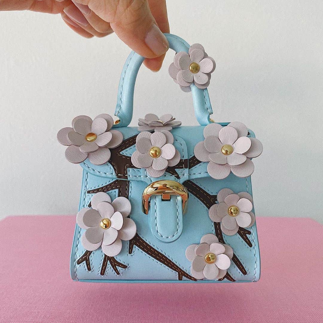 翁安芸さんのインスタグラム写真 - (翁安芸Instagram)「Miniatures Nippon🇯🇵🌸🗼﻿ ﻿ デルヴォー/DELVAUXが、ブランドのアイコンバッグブリヨンをミニチュアサイズにしたキーホルダー。﻿ ﻿ 日本を象徴する桜/Sakuraは、美しいブルーに淡いピンクレザーの花びら🌸﻿ ﻿ 他にもKabukiとSushiも可愛かった❤️﻿ ﻿ #delvaux #delvauxminiatures #japanheart #sakura」9月4日 15時56分 - akinyc
