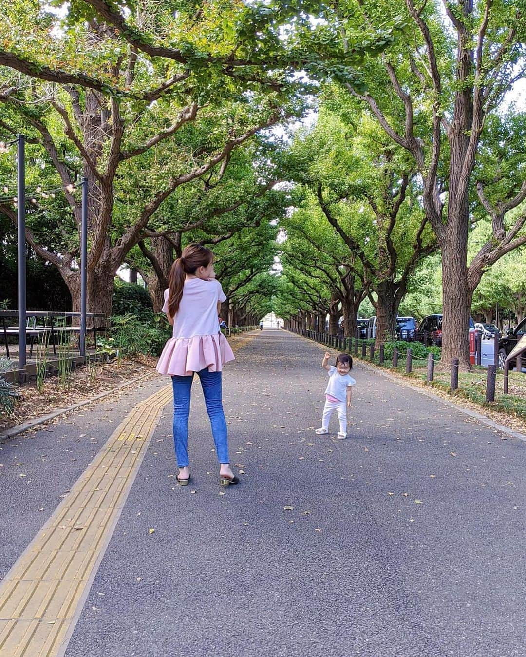 稲川千里さんのインスタグラム写真 - (稲川千里Instagram)「. . 👶🏼👧🏼👩🏼🤍 . ニナは下着見えてるし私は変な格好してるところだったけど、貴重な3ショットなの🤳✨ 私の顔あたりからエナちゃんの顔も見えるでしょ？☝🏻笑 . #親子リンクコーデ #リンクコーデ #ピンクコーデ #姉妹ママ #姉妹 #生後2ヶ月 #令和2年ベビー #1歳9ヶ月」9月4日 15時56分 - chiicamera