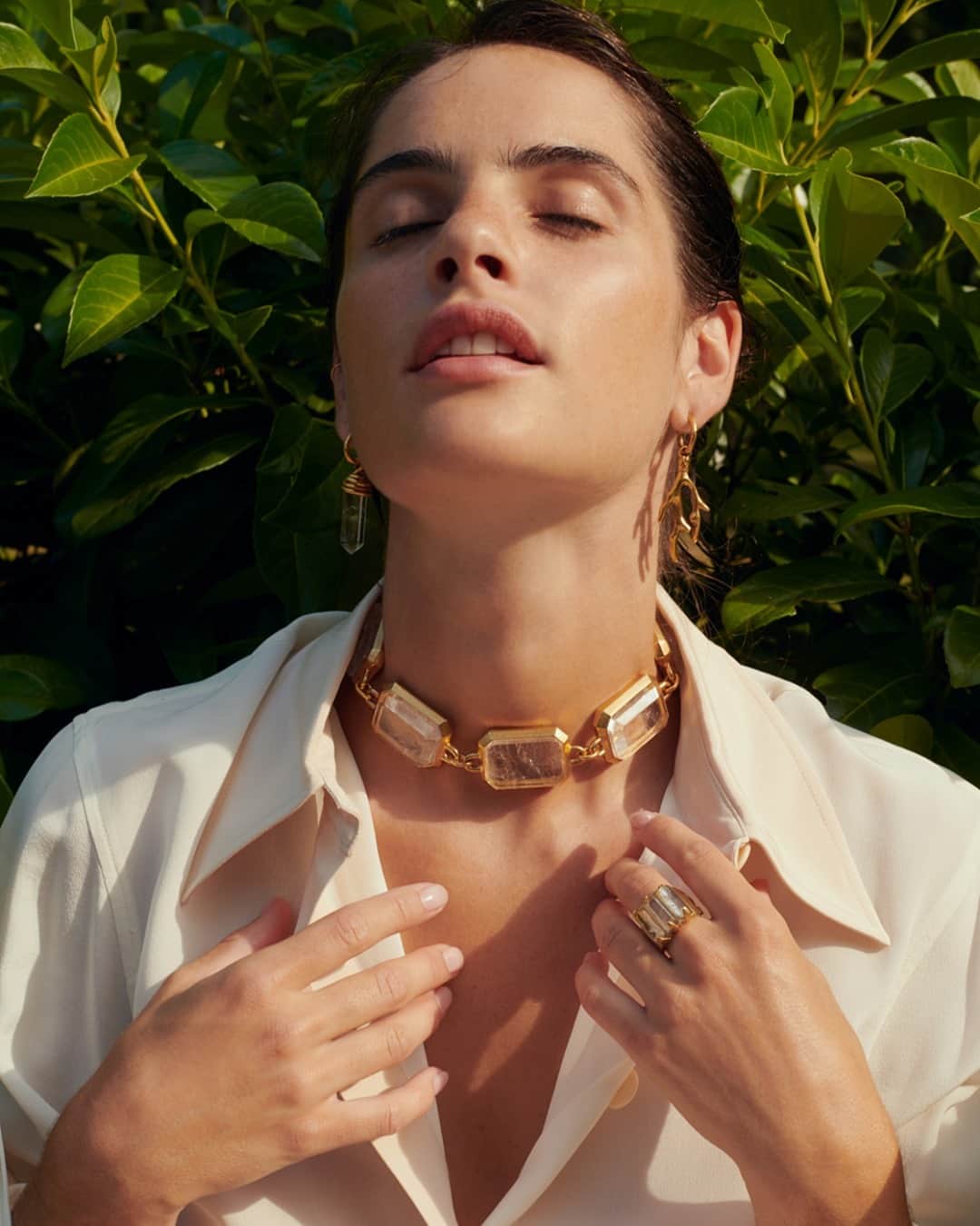 グーセンス パリのインスタグラム：「Our new STONE pieces are now available. . TALISMAN earrings, STONE necklace and ring. . . @prunepauchet shot by @sashamarro and styled by @smala.paris」